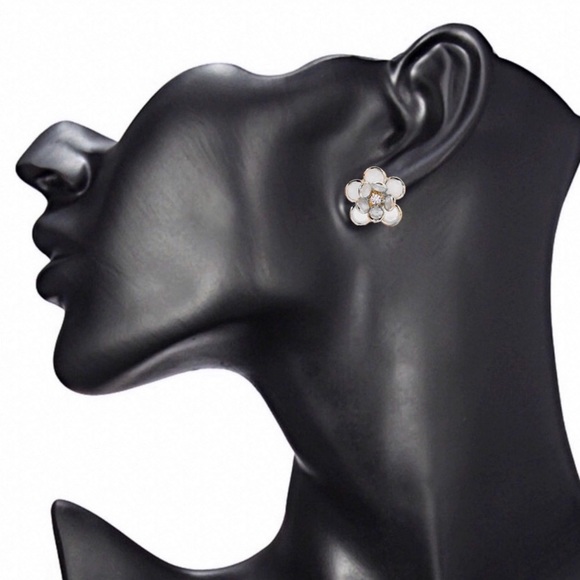 2/$20! Gold/Pale Pink Semi-Opaque Flower Earrings - Picture 5 of 6